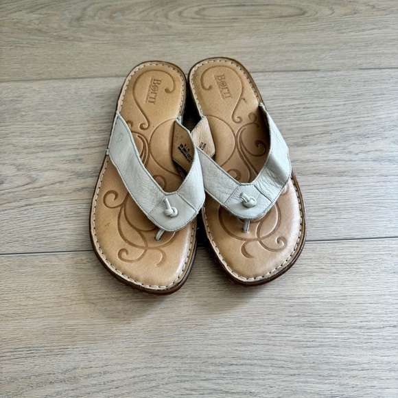 BORN White Leather Thong Sandals Size 10 - Picture 1 of 7